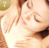 デコルテマッサージ