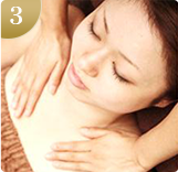 デコルテ～首～肩を丁寧にマッサージ